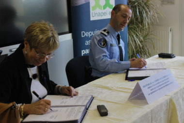 signature-convention-gendarmerie-unapei-de-lOise-brigitte-duval-colonel-tugdual-viellard-baron
