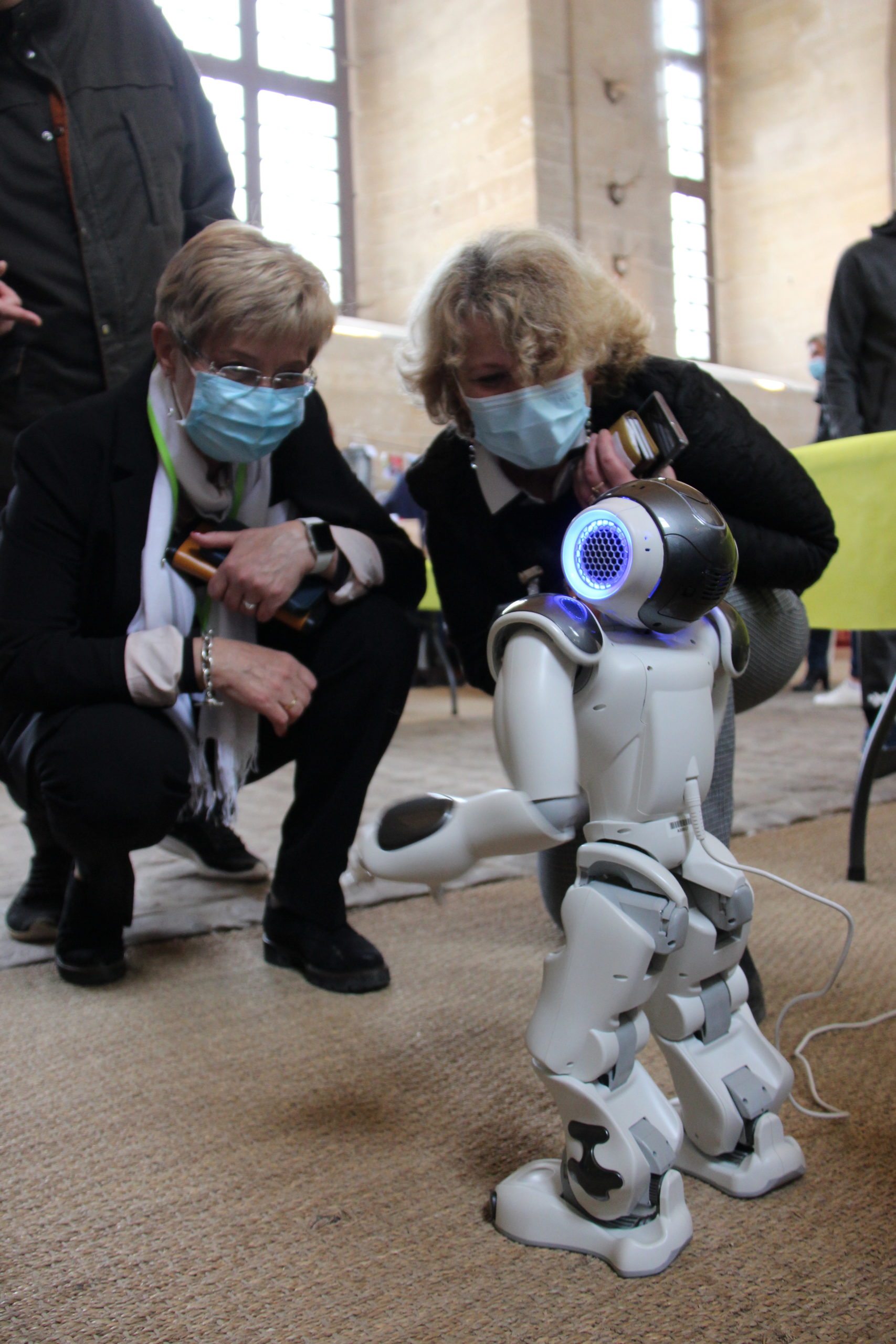 journée festive au château de Chantilly - la présidente et la directrice générale font la rencontre avec Nao, le robot interactif