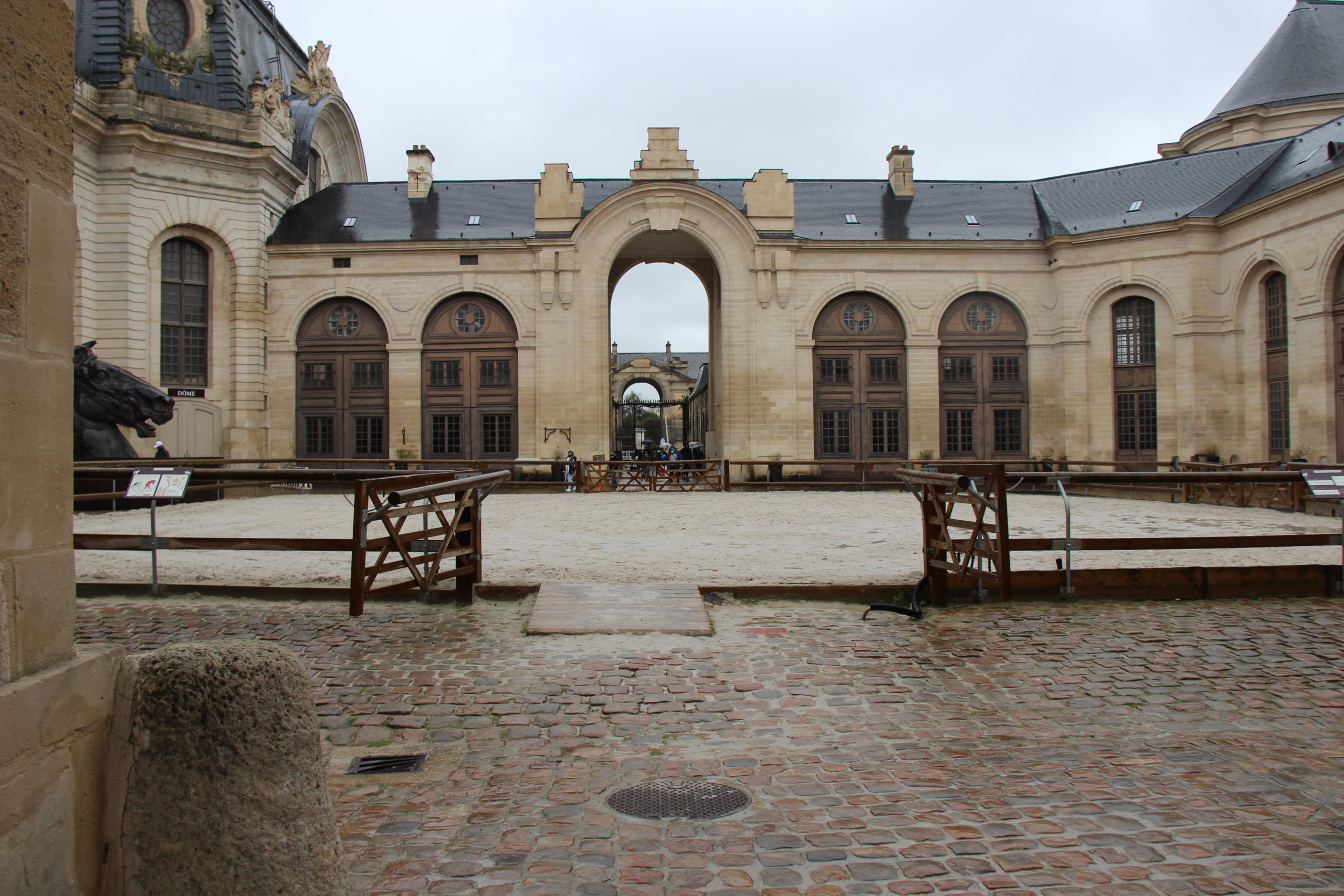 journée festive au château de Chantilly - la cour intérieur des Grandes Ecuries