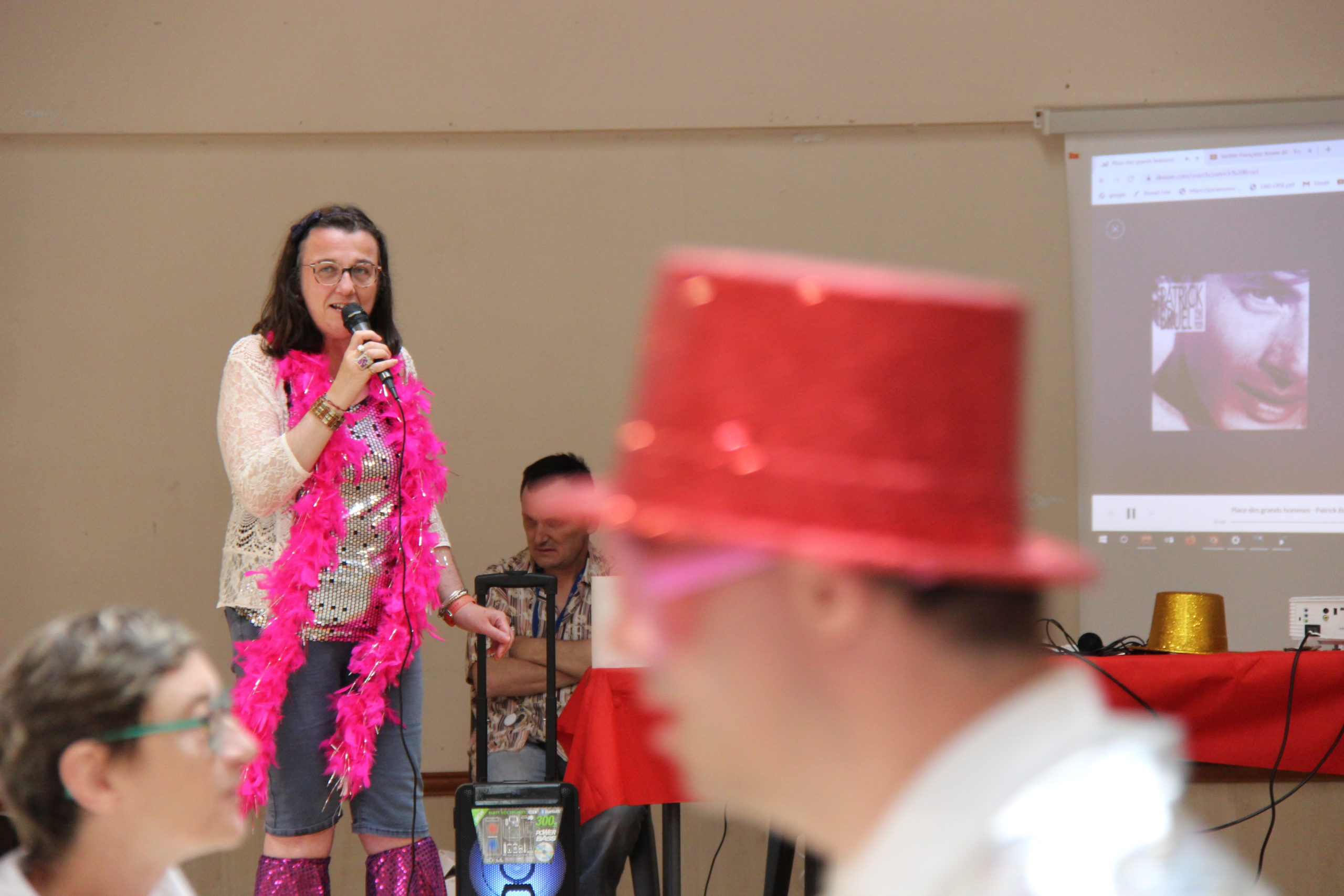 Une résidente chante en karaoké à la à la fête institutionnelle des Résidences d'Halatte.