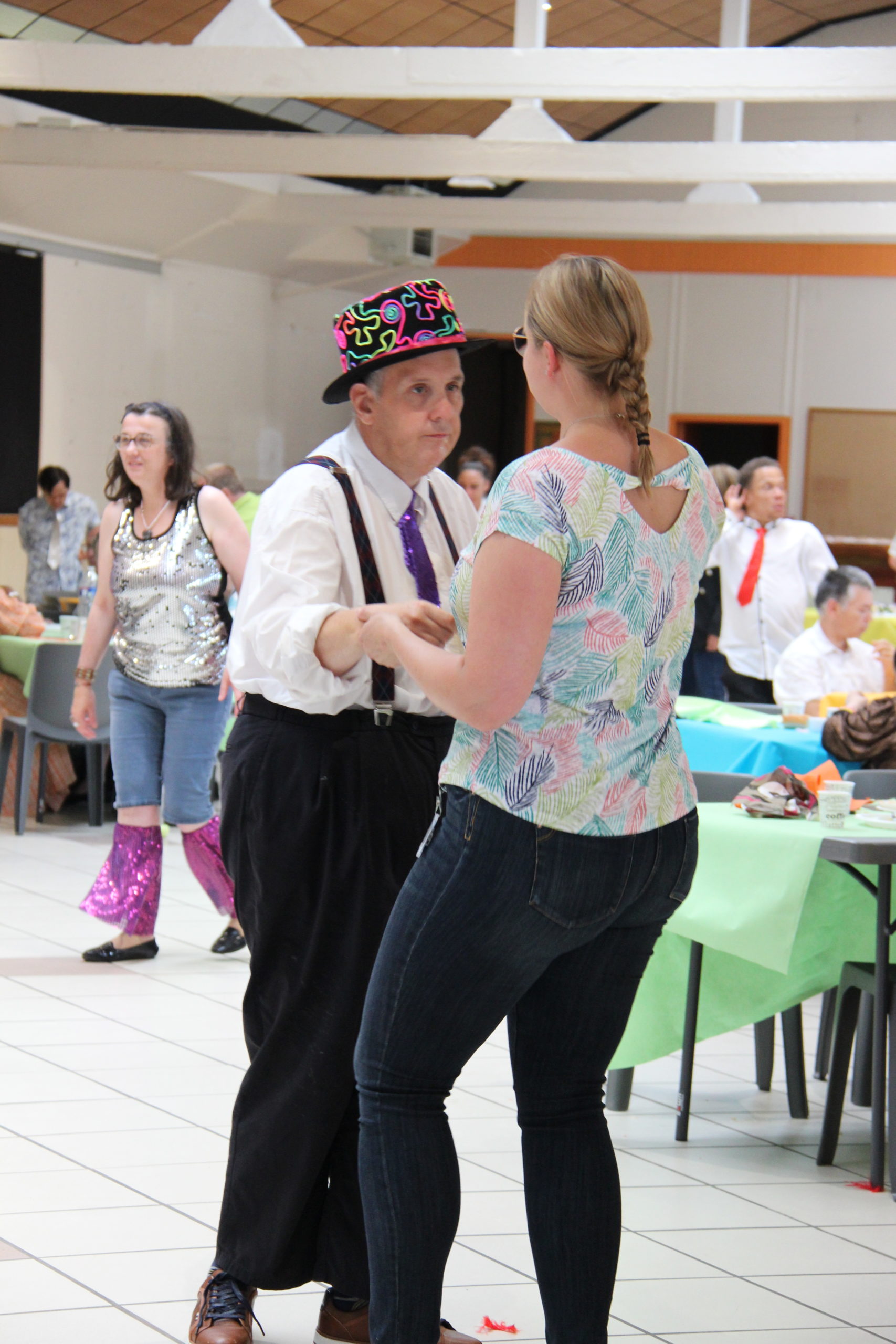 Un résident et une professionnelle dansent à à la fête institutionnelle des Résidences d'Halatte.