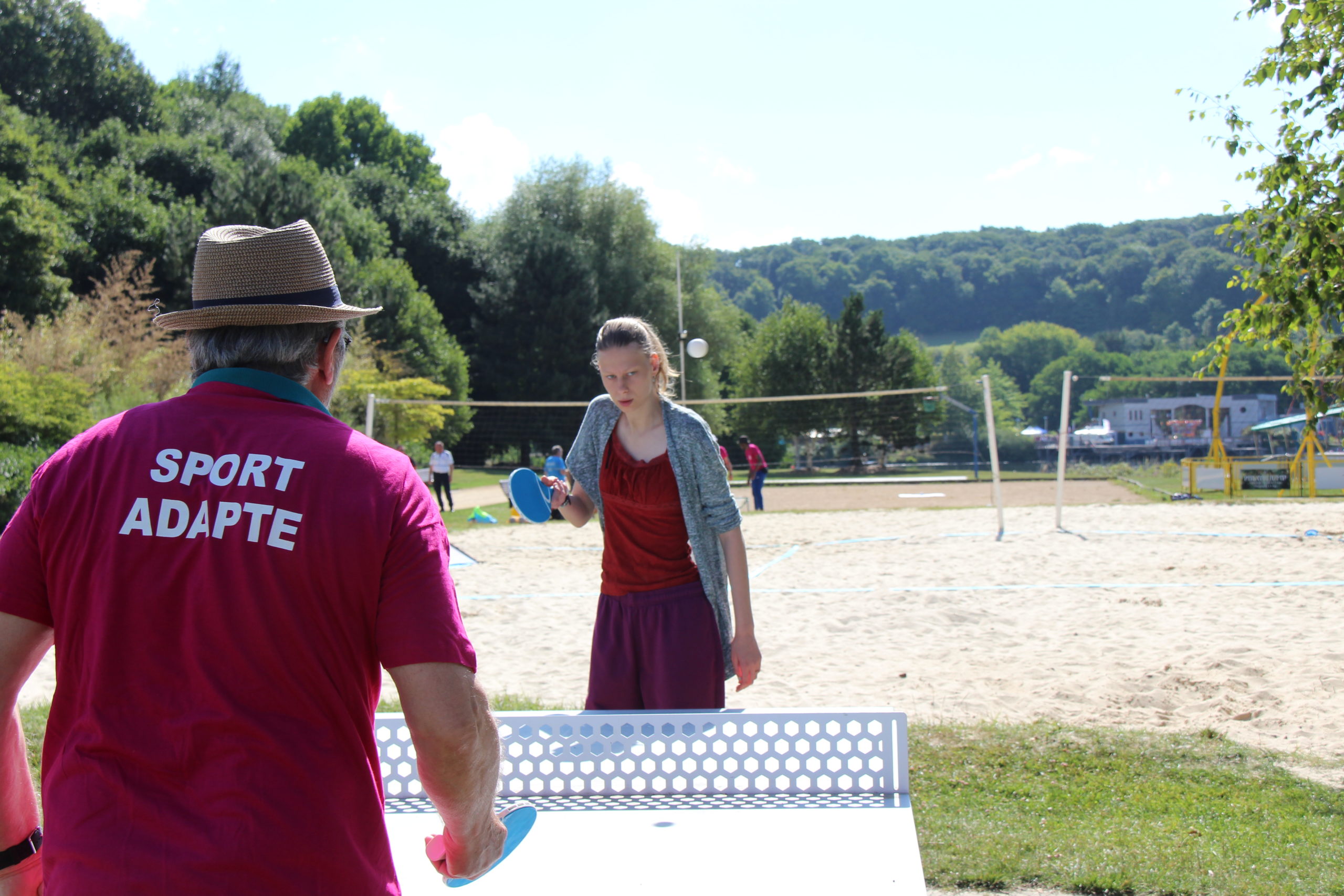 Une jeune femme joue au tennis de table contre un bénévole de la Journée Départementale de Sport Adapté