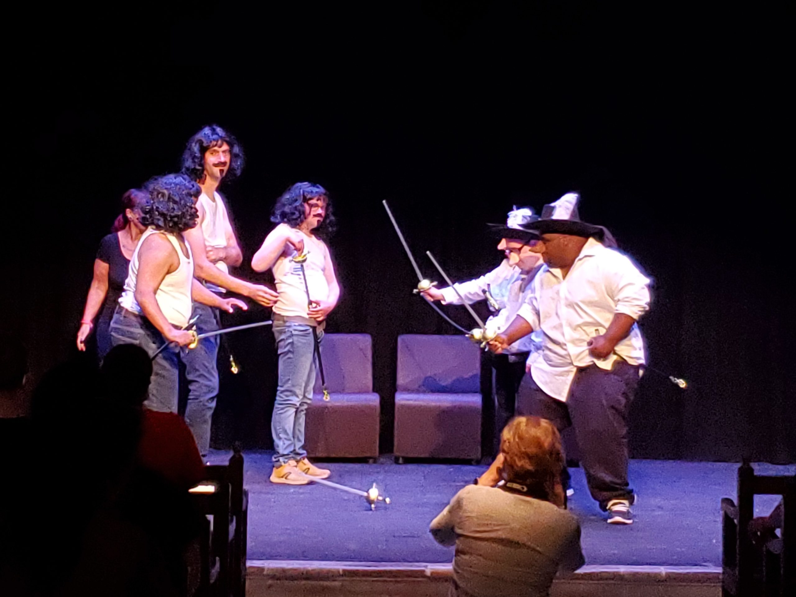 6 acteurs du SAJ se défient à l'épée sur scène lors de la représentation de théâtre de Cyrano de Bergerac.