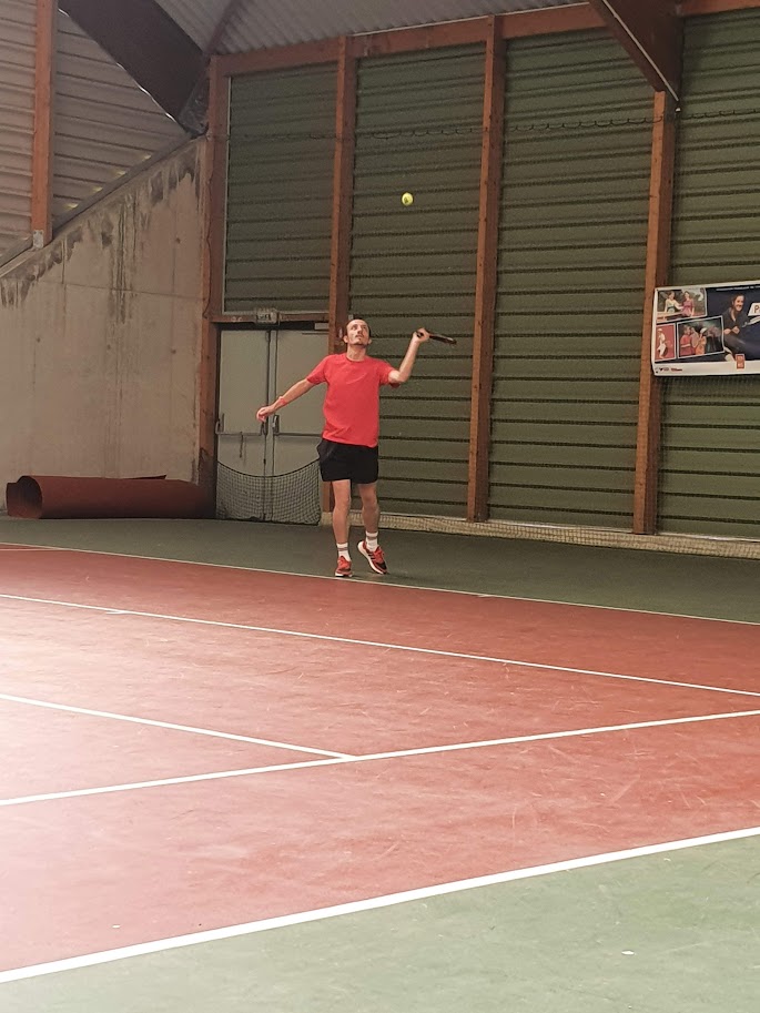 Un usager joue un match de tennis au Championnat de France adapté