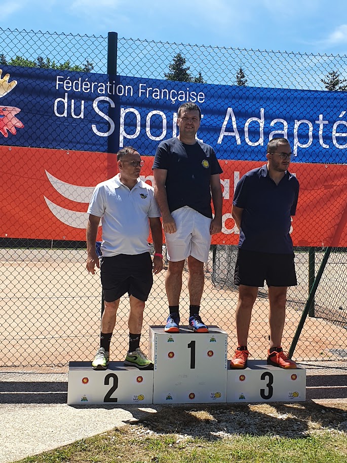 deux usagers sur le podium du championnat de tennis adapté : médaille d'argent et médaille de bronze