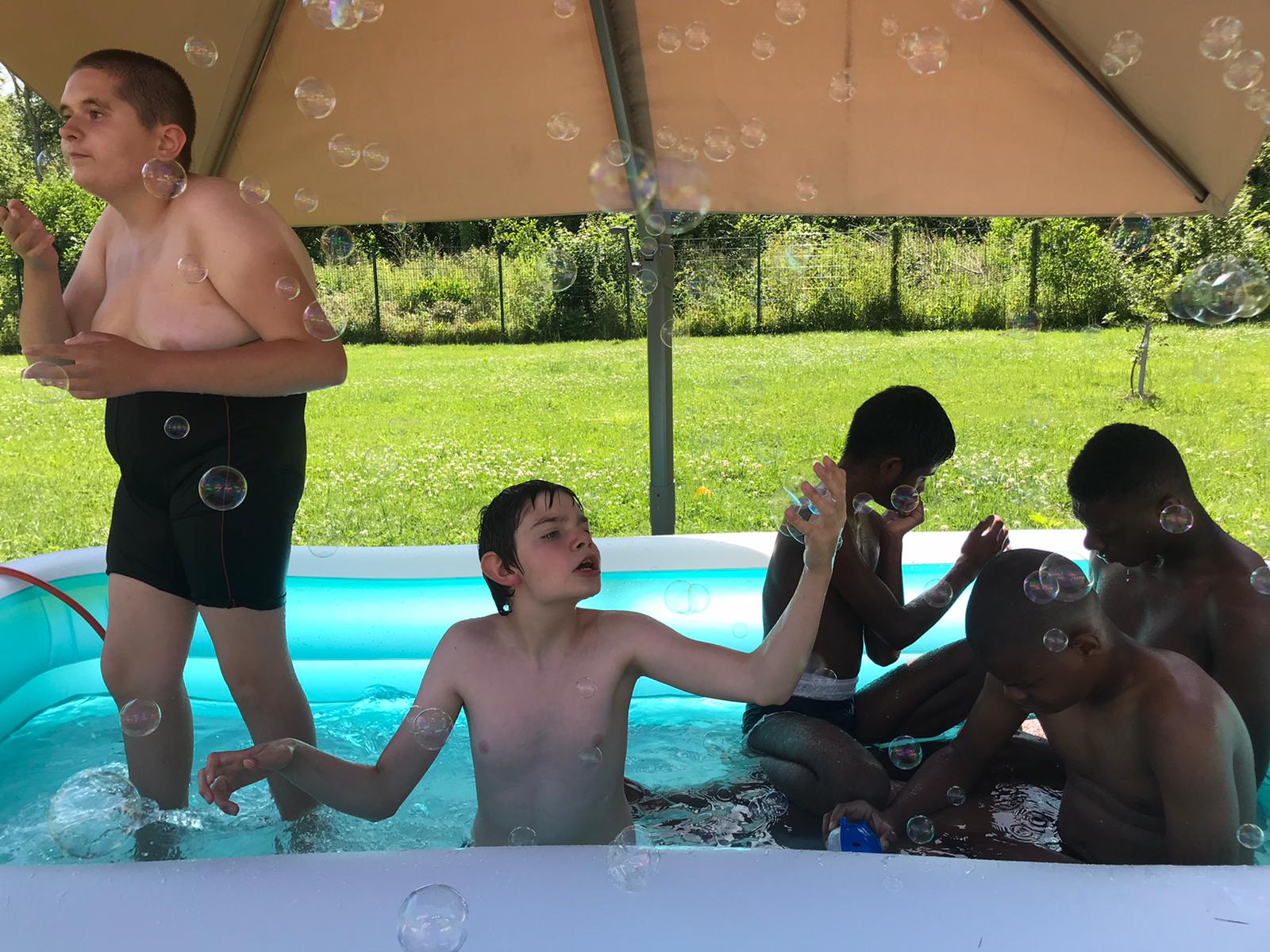 Des jeunes profitent de la piscine dans le jardin de l'IME