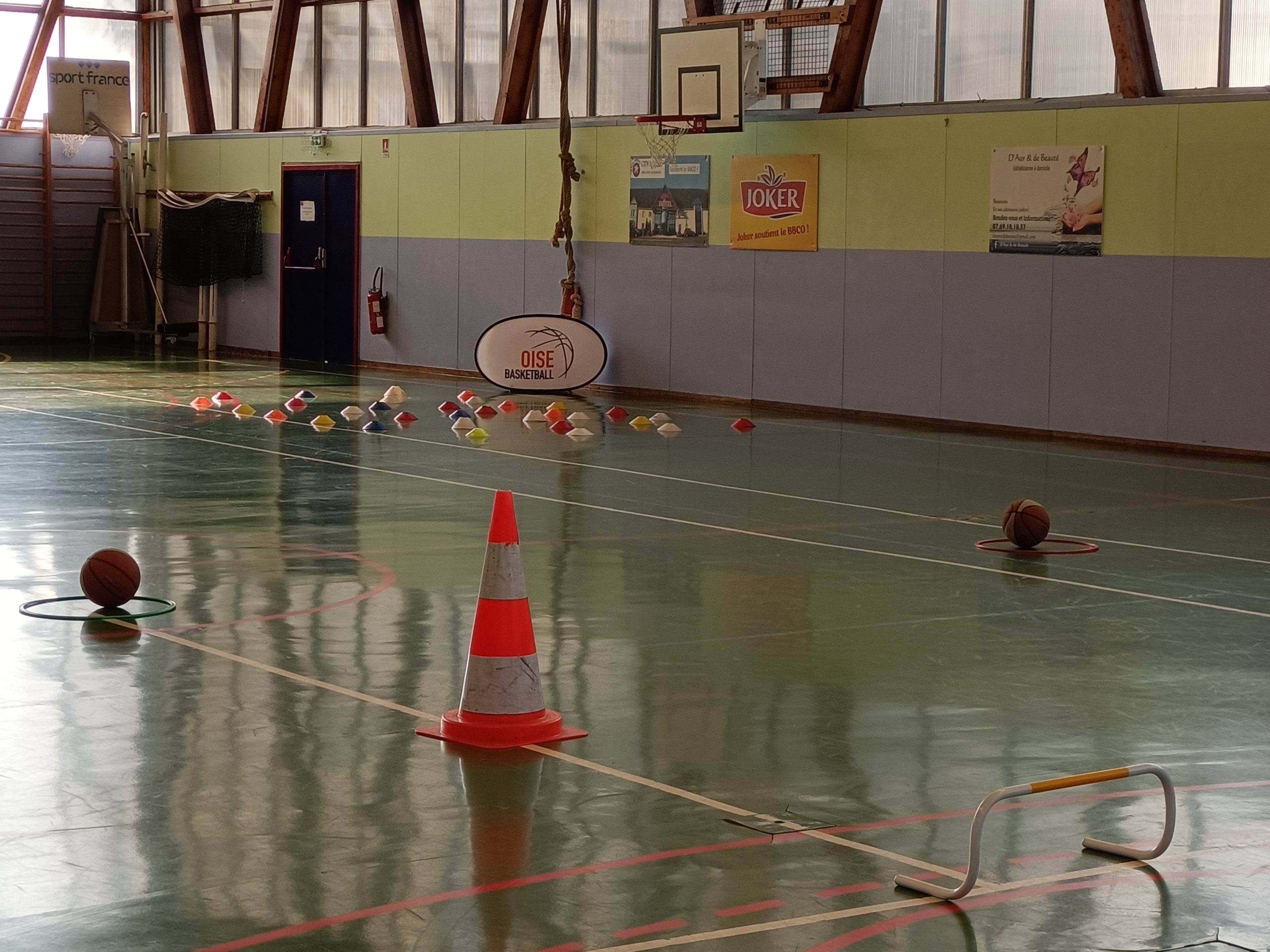 Un terrain de sport est prêt pour un atelier d'entrainement au basketball