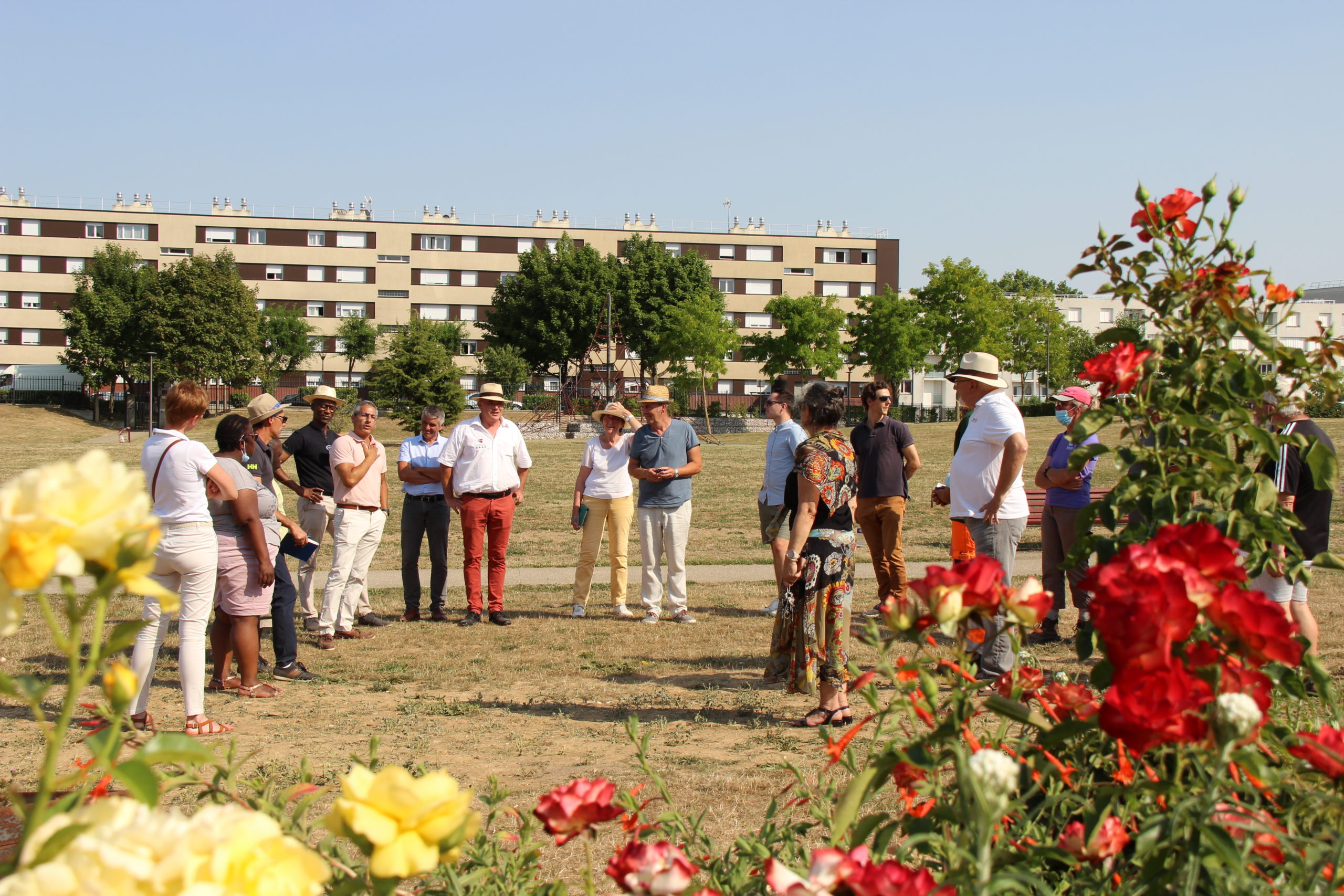 Le jury du fleurissement de la ville écoute les explications du chef de service de La Liovette