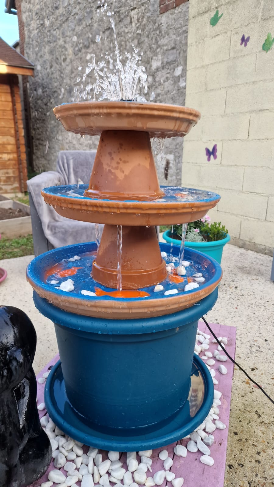 Fontaine à eau en pots de terre cuite - réalisation du Sésame pour le concours sur l'eau