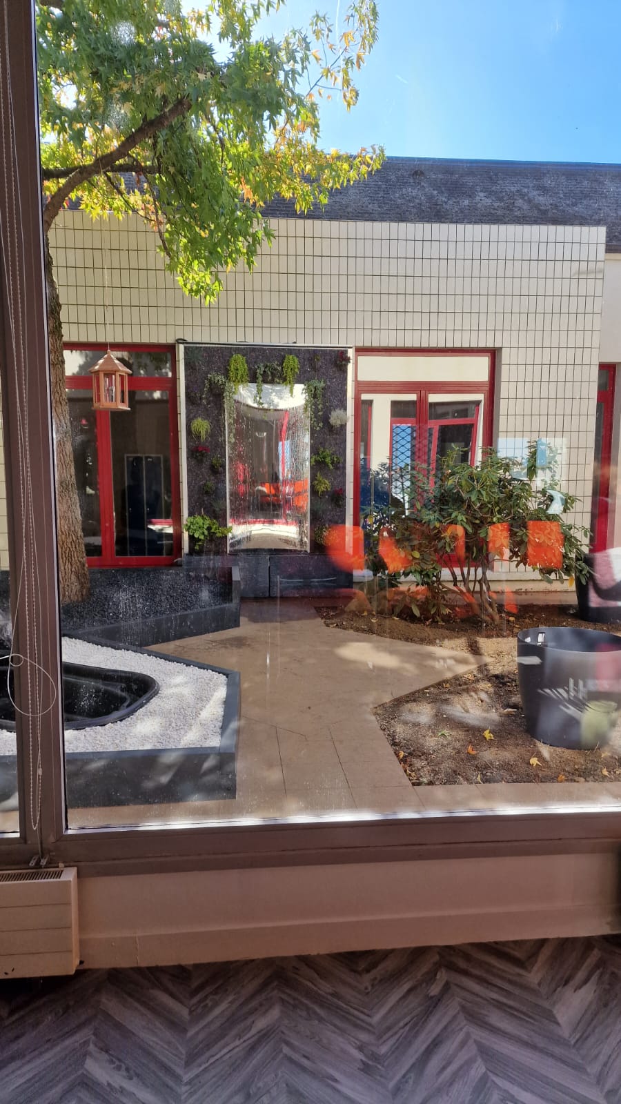 patio zen à l'ESAT du Thérain créé dans le cadre du concours sur l'eau