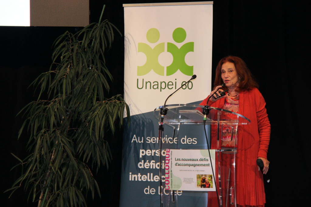 Intervention du professeur Jacqueline London sur scène lors du Colloque 2022 de l'Unapei de l'Oise : les nouveaux défis d'accompagnement