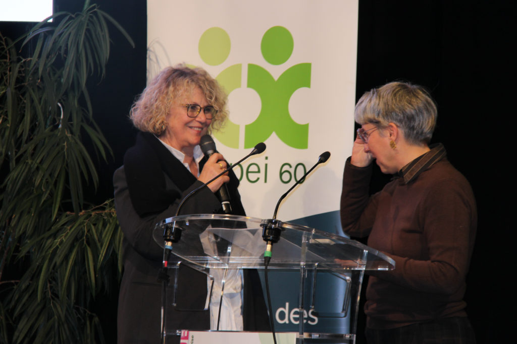 Madame Horta présente Eve Gardien avant son intervention devant les participants au Colloque 2022 de l'Unapei de l'Oise : les nouveaux défis d'accompagnement