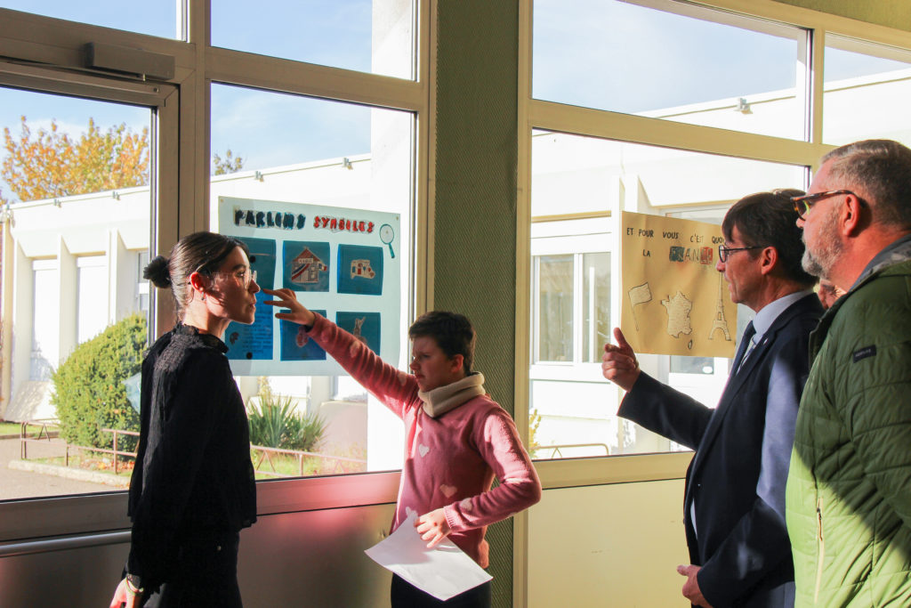Une jeune de l'IME Les Papillons Blancs et son éducatrice expliquent aux équipes de la ville de Beauvais le travail réalisé dans le cadre de la création d'une exposition sur la laïcité pour le hall de l'AquaSpace.