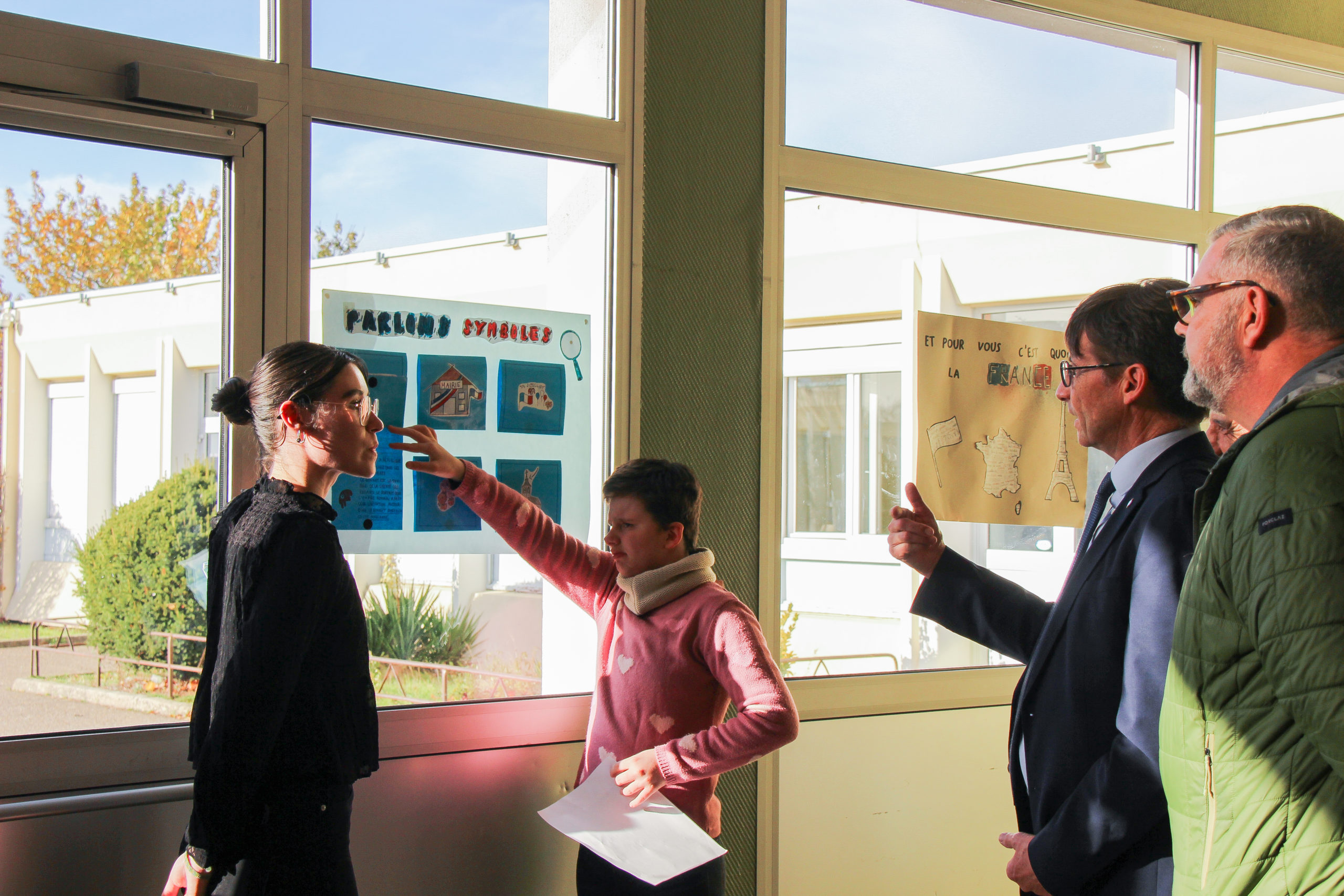 Une jeune de l'IME Les Papillons Blancs et son éducatrice expliquent aux équipes de la ville de Beauvais le travail réalisé dans le cadre de la création d'une exposition pour la semaine de la laïcité.