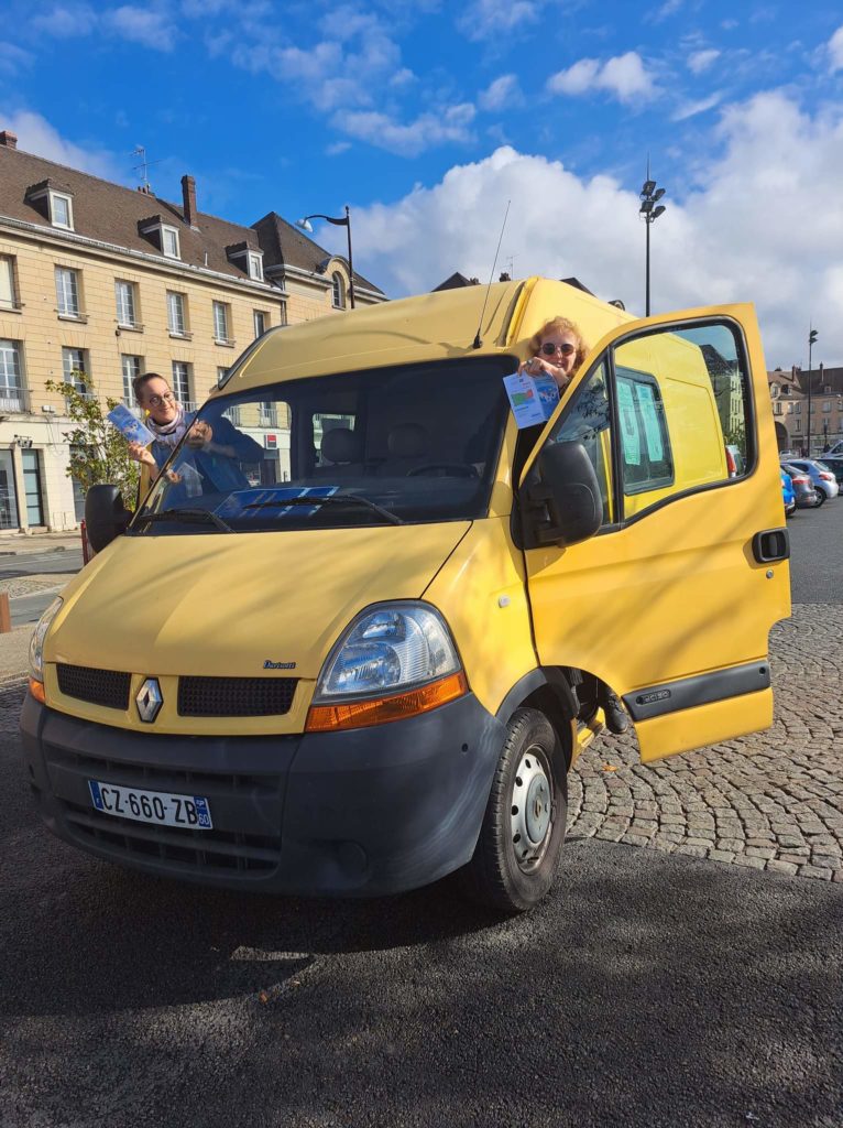 A bord d'un camion jaune, les professionnels des plateformes de répit handicap ont sillonné les routes de l'Oise à la rencontre des aidants dans le cadre de la Ronde des Aidants