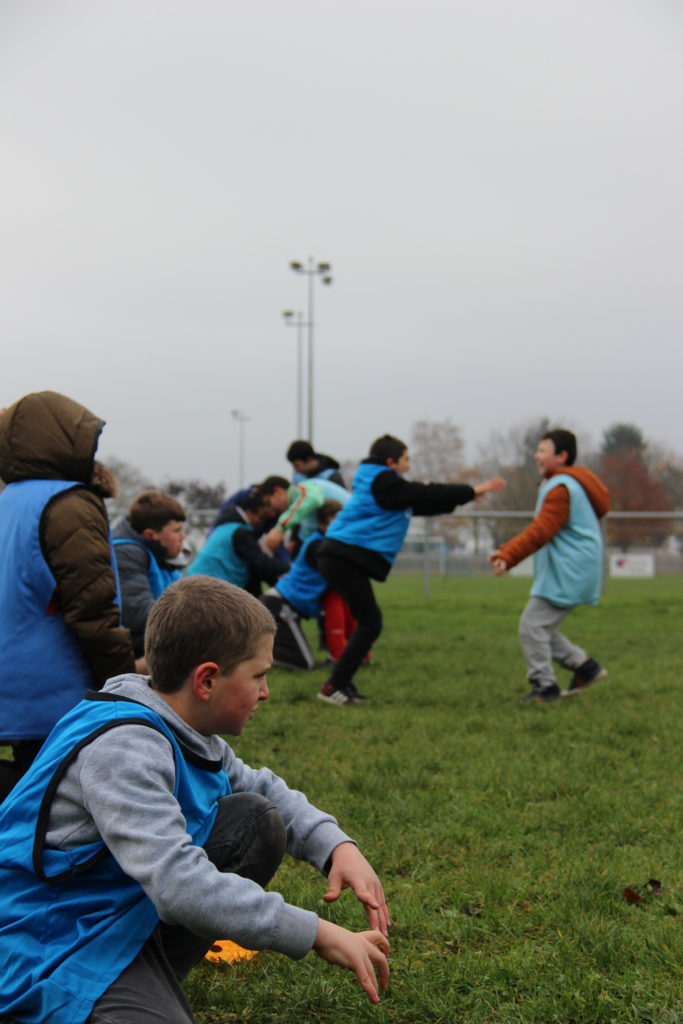 Entrainement au plaquage de rugby à la chaine pour les jeunes de l'IME Les Papillons Blancs.