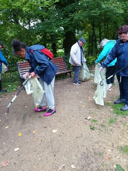 Les résidents du FAM participent à une opération "ville propre" organisée par le GEM de Beauvais.