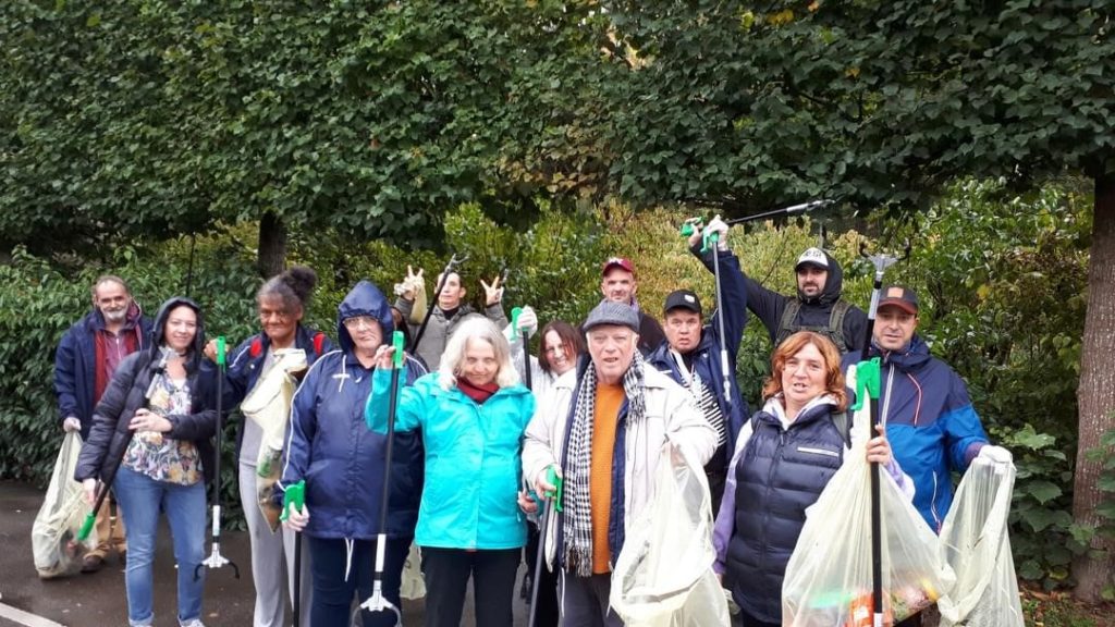 Les bénévoles qui ont nettoyé les parcs de Beauvais posent pour une photo de groupe.