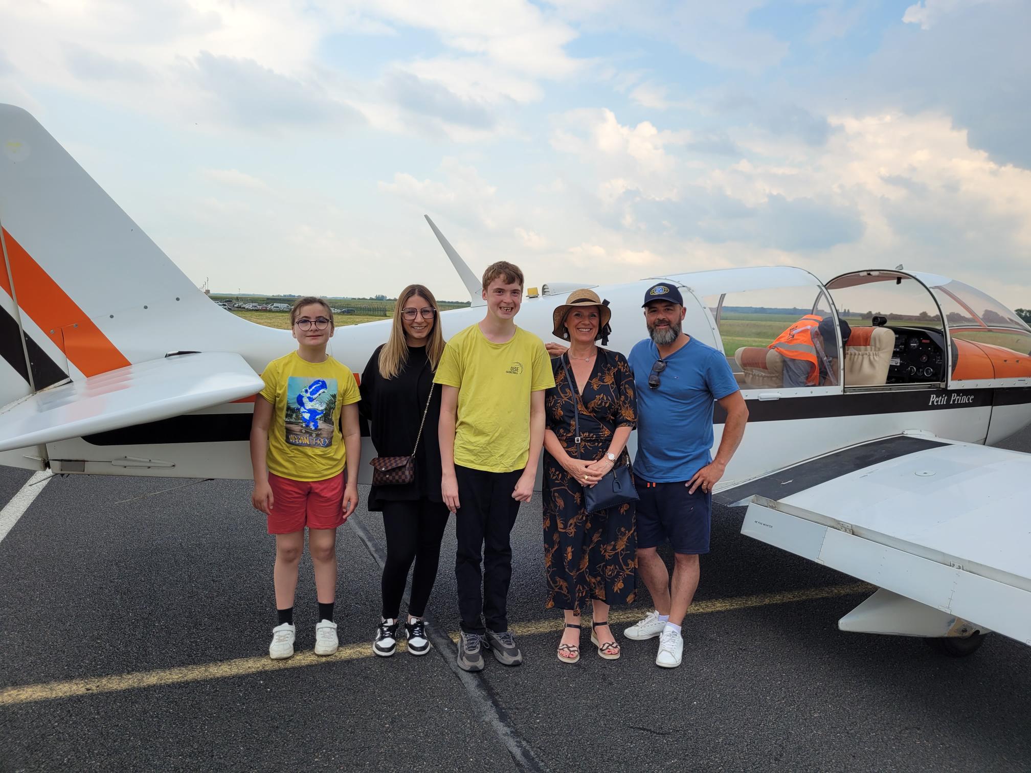 Jeunes et encadrants de l'IME Les Papillons Blancs posent devant un avion
