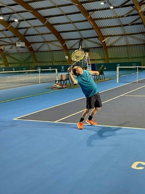 Un joueur du Vexin joue au tennis au Championnat de France de tennis adapté