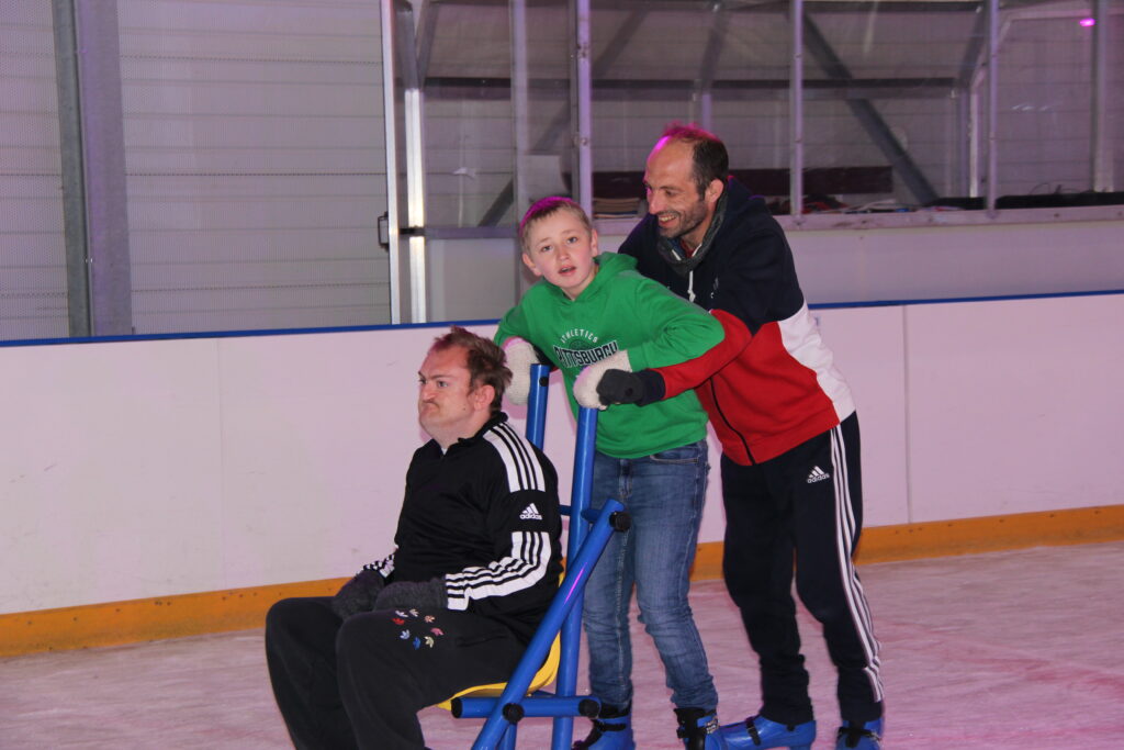 Deux jeunes découvrent le patinage sur glace