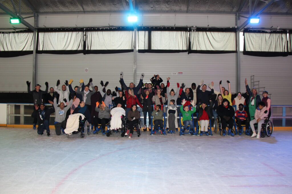 Photo de groupe lors de la sortie à la patinoire de Beauvais proposée par la MAS La Clarée