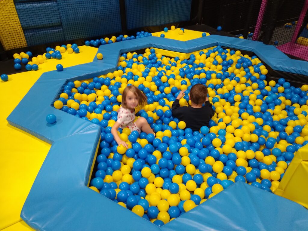 Deux enfants accompagnés par la plateforme de répit jouent dans une piscine à boules