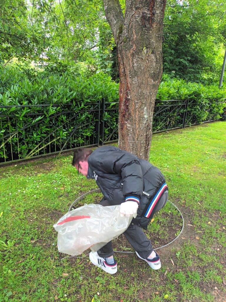 Lors de l'opération organisée par le GEM de Beauvais, un résident du FAM ramasse des déchets dans les parcs de la ville.