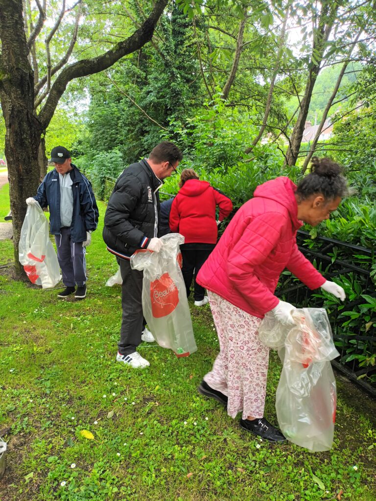 Les résidents du FAM, adhérents du GEM, ramassent les déchets dans les parcs de la ville de Beauvais.