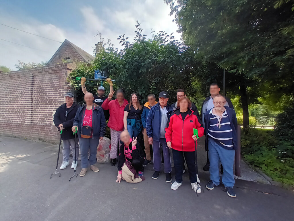 photo de groupe des résidents du FAM et adhérents du GEM à la fin de l'opération de ramassage des déchets organisée à Beauvais