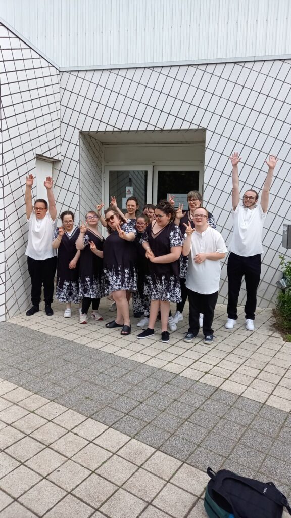 La troupe de danse du Sésame, dans sa tenue de gala noire et blanche pour son spectacle à Compiègne.
