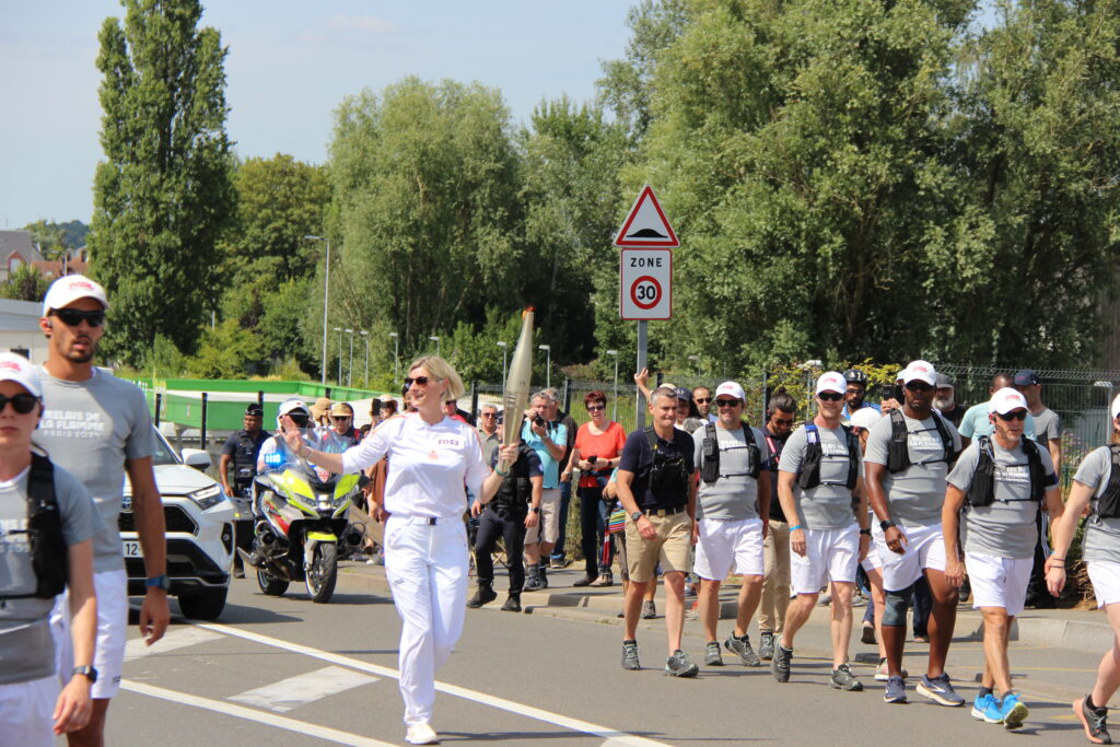 Aurélie court sur les 200m de son parcours du relai de la flamme olympique.