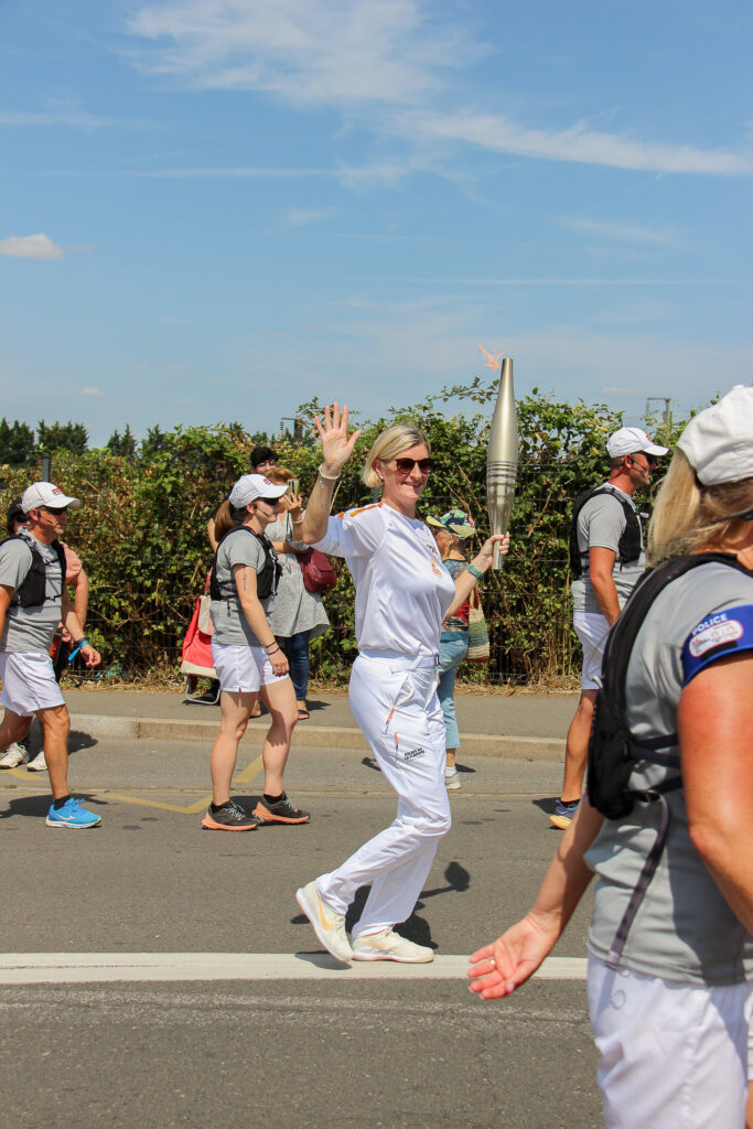 Aurélie, éducatrice sportive à l'Unapei de l'Oise, parcourt les 200m de son relai de la flamme Olympique dans l'Oise