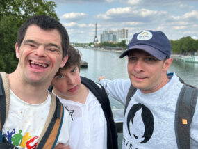 3 résidents d'Halatte sur un pont de Paris, avant l'épreuve olympique à laquelle ils vont assister