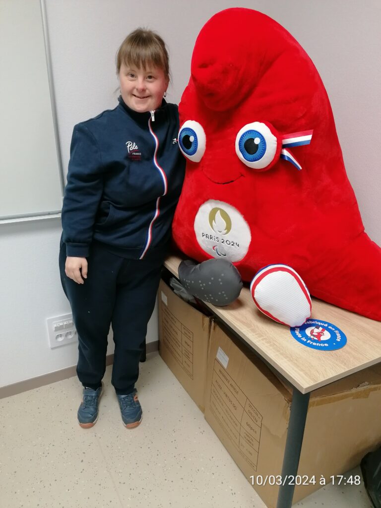 Céline pose aux côtés du phryge paralympique