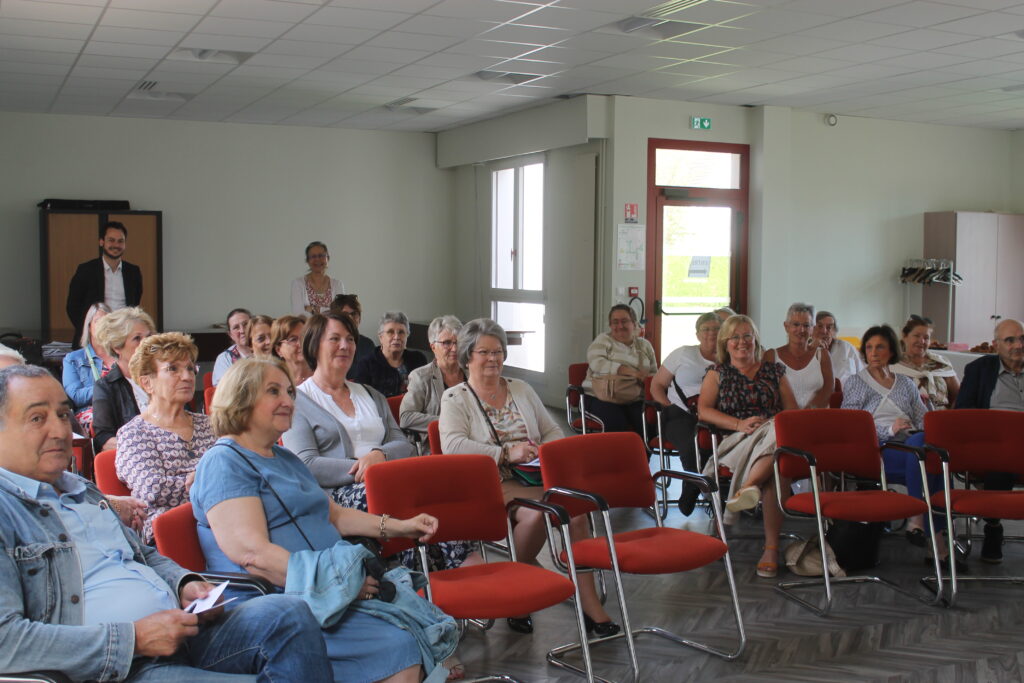 La réunion à destination des familles a été organisée conjointement par le directeur et la déléguée associative de l’établissement.