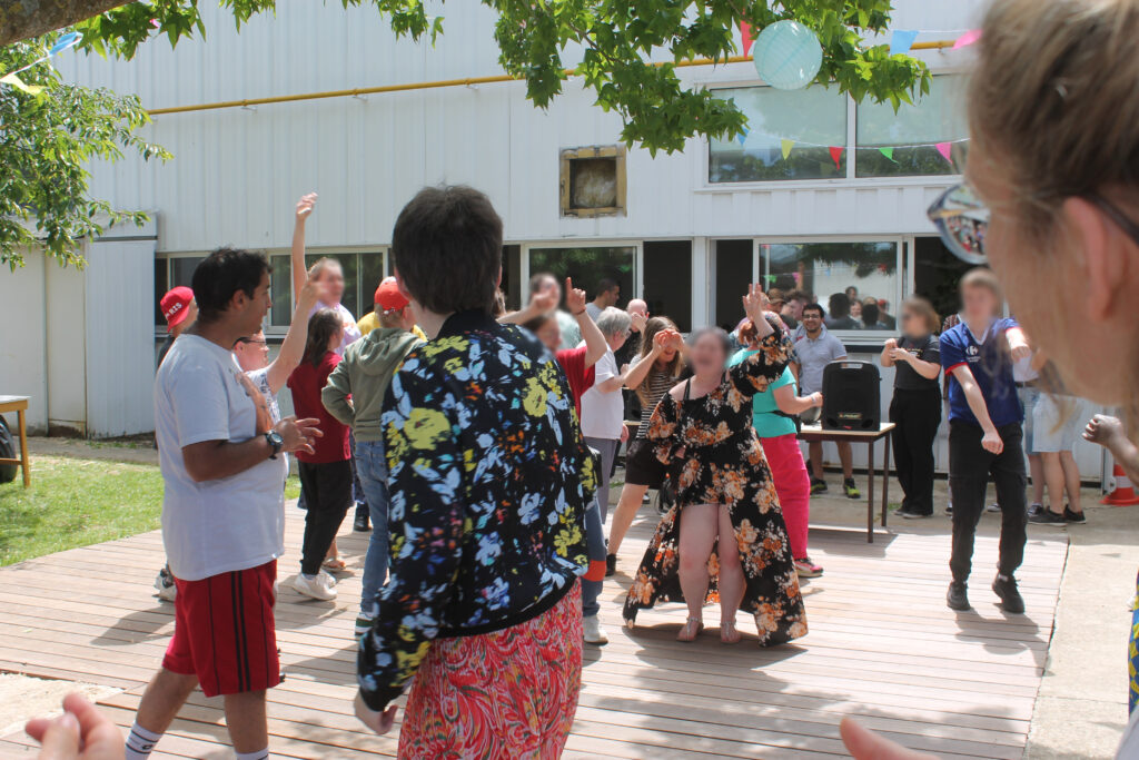 Travailleurs, professionnels et familles enflamment la piste de danse pour la fête de l'ESAT du Thérain