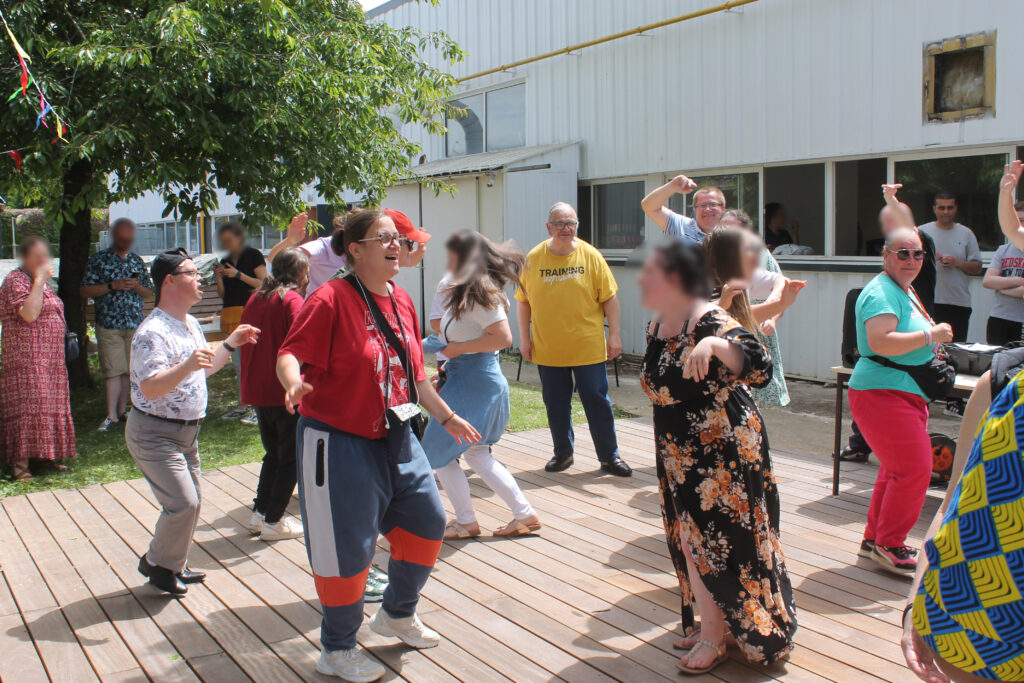 Après-midi festif à l'ESAT : piste de danse, karaoké et bonne humeur sont au rendez-vous !