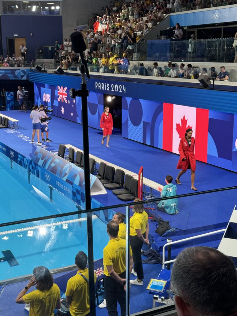 L'entrée des joueuses de water polo aux épreuves olympiques