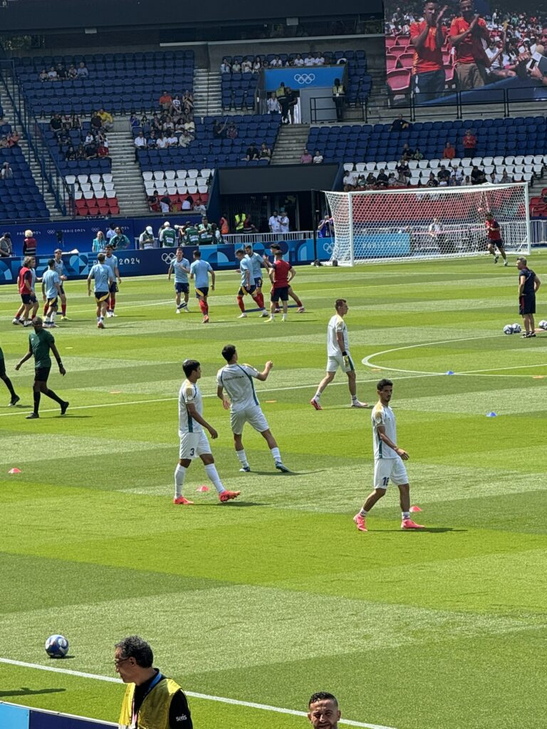 Un match de football Espagne - Ousbékistan