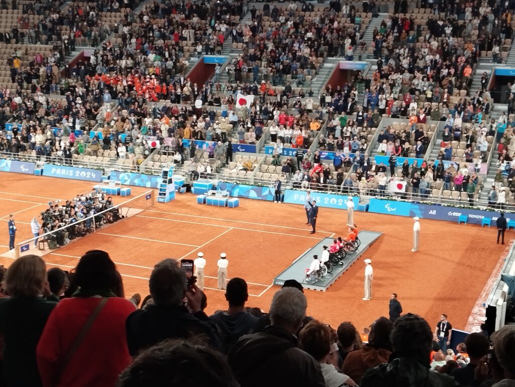 Remise de médailles pour une session de tennis fauteuil aux Jeux Paralympiques de Paris 2024.