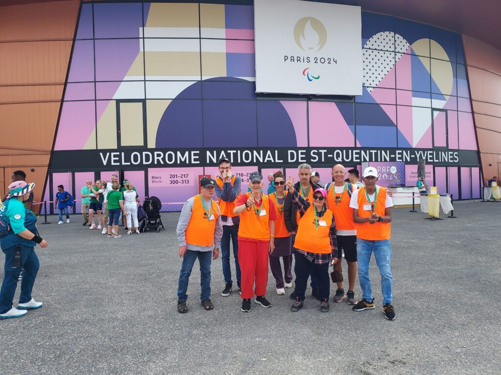 Des résidents du FAM au stade vélodrome de Saint-Quentin-en-Yvelines pour assister à une épreuve de cyclisme sur piste