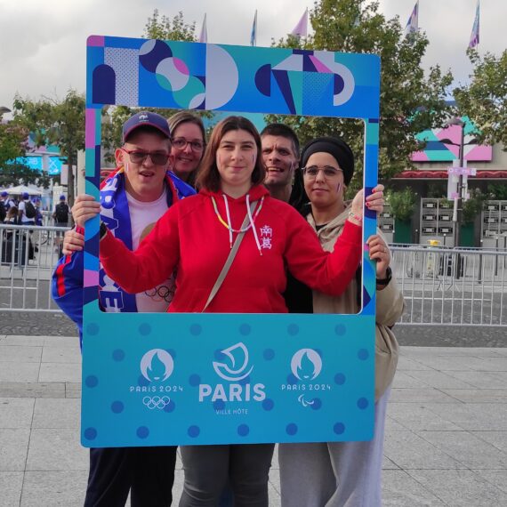 Résidents et professionnels d'Halatte aux Jeux Paralympiques de Paris 2024