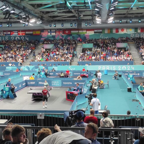 Session de para tennis de table aux Jeux Paralympiques de Paris 2024.