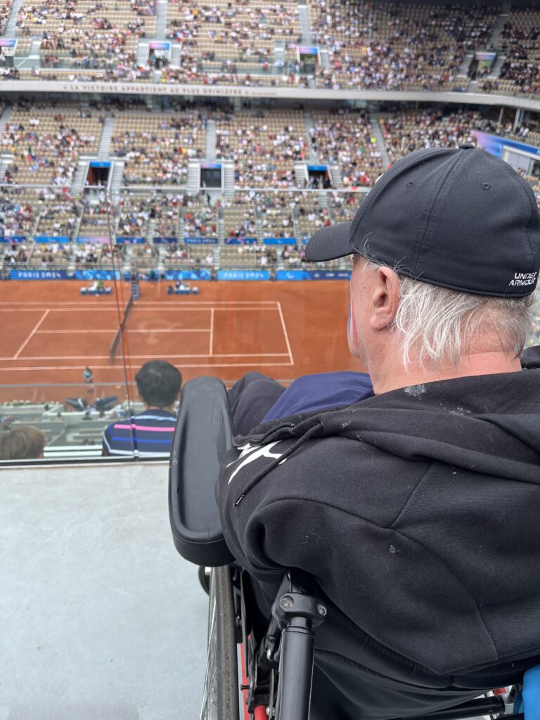 Un résident de La Liovette assiste à un match de tennis fauteuil