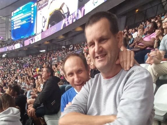 Deux résidents de Saint-Nicolas dans les tribunes du Stade de France pour assister à des épreuves d'athlétisme.