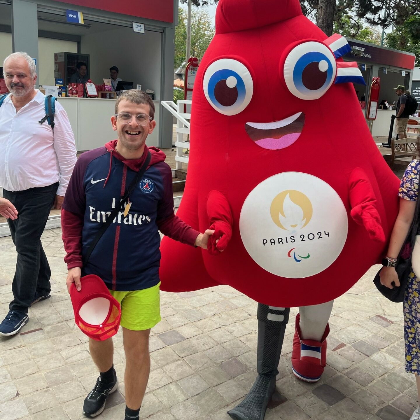 Un résident du Vexin pose avec la Phryge paralympique.