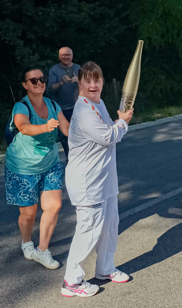 Céline Delalande porte fièrement la torche paralympique de Paris 2024