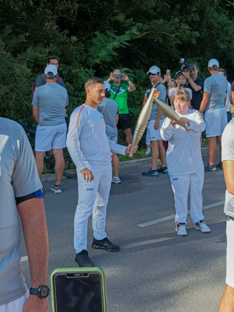 Céline Delalande allume sa torche de la flamme paralympique