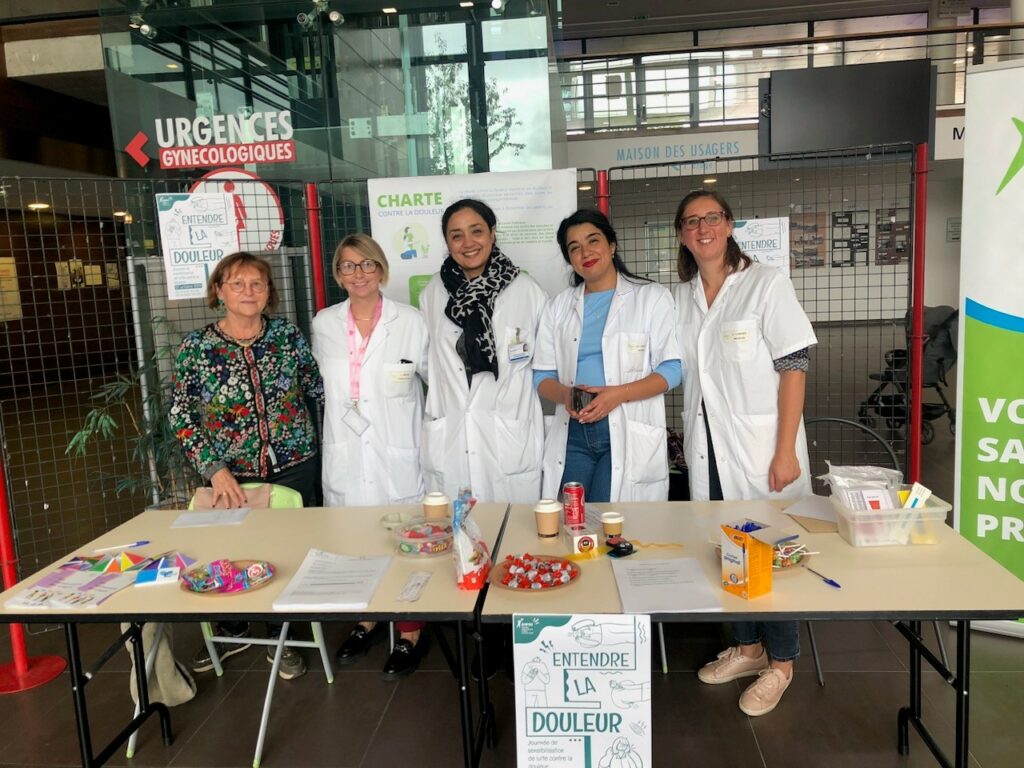 Madame Gruet et les professionnels de santé du GHPSO tiennent un stand à la journée de sensibilisation à la lutte contre la douleur